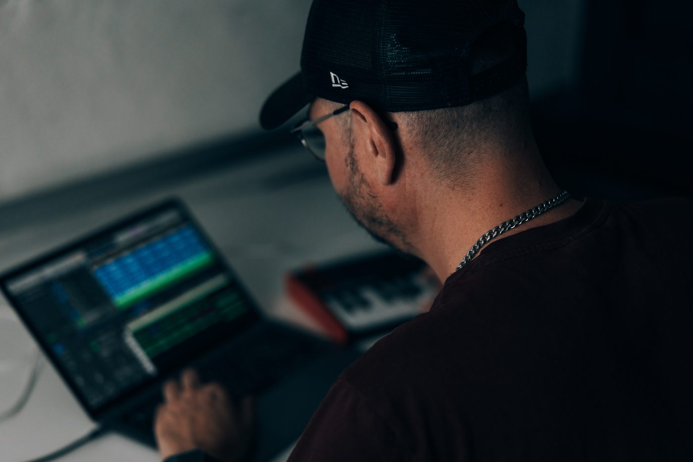 Vaynex working on a beat in Logic Pro