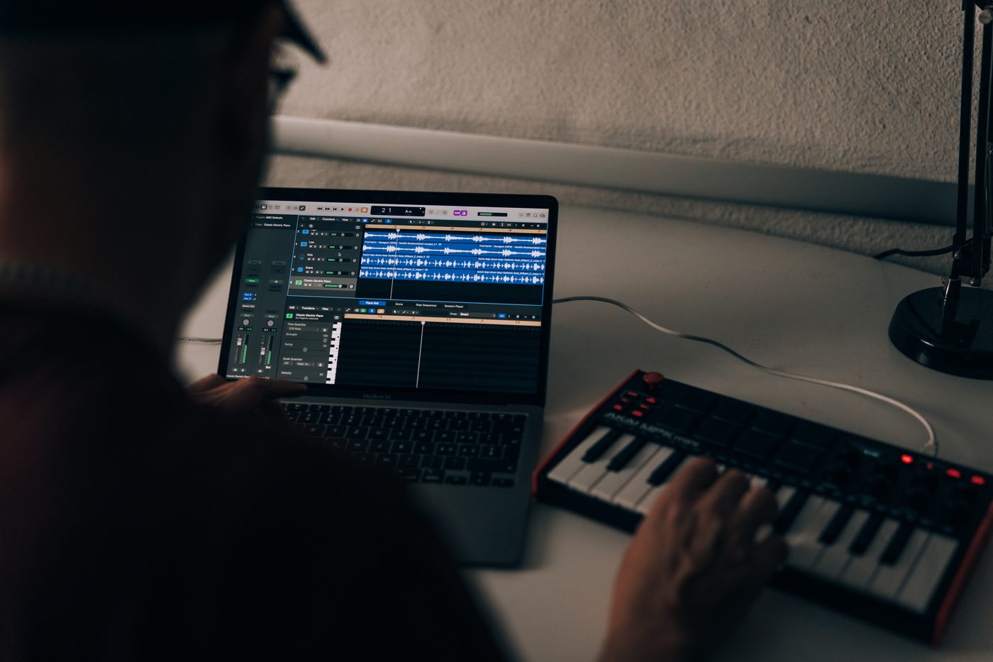 Vaynex programming drums on the Maschine controller