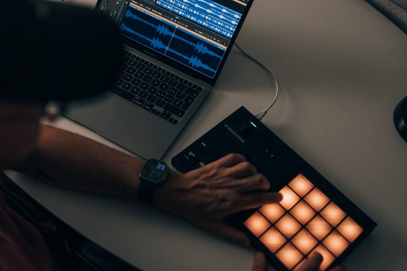 Vaynex finger drumming on the Maschine pads